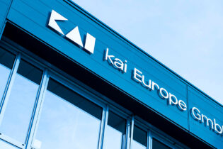Schriftzug am Firmengebäude von Kai Europe
