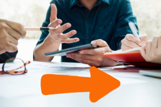 Ansicht von drei Personen, die etwas gemeinsam auswerten