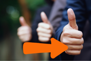 Ansicht von drei nach oben zeigenden Daumen