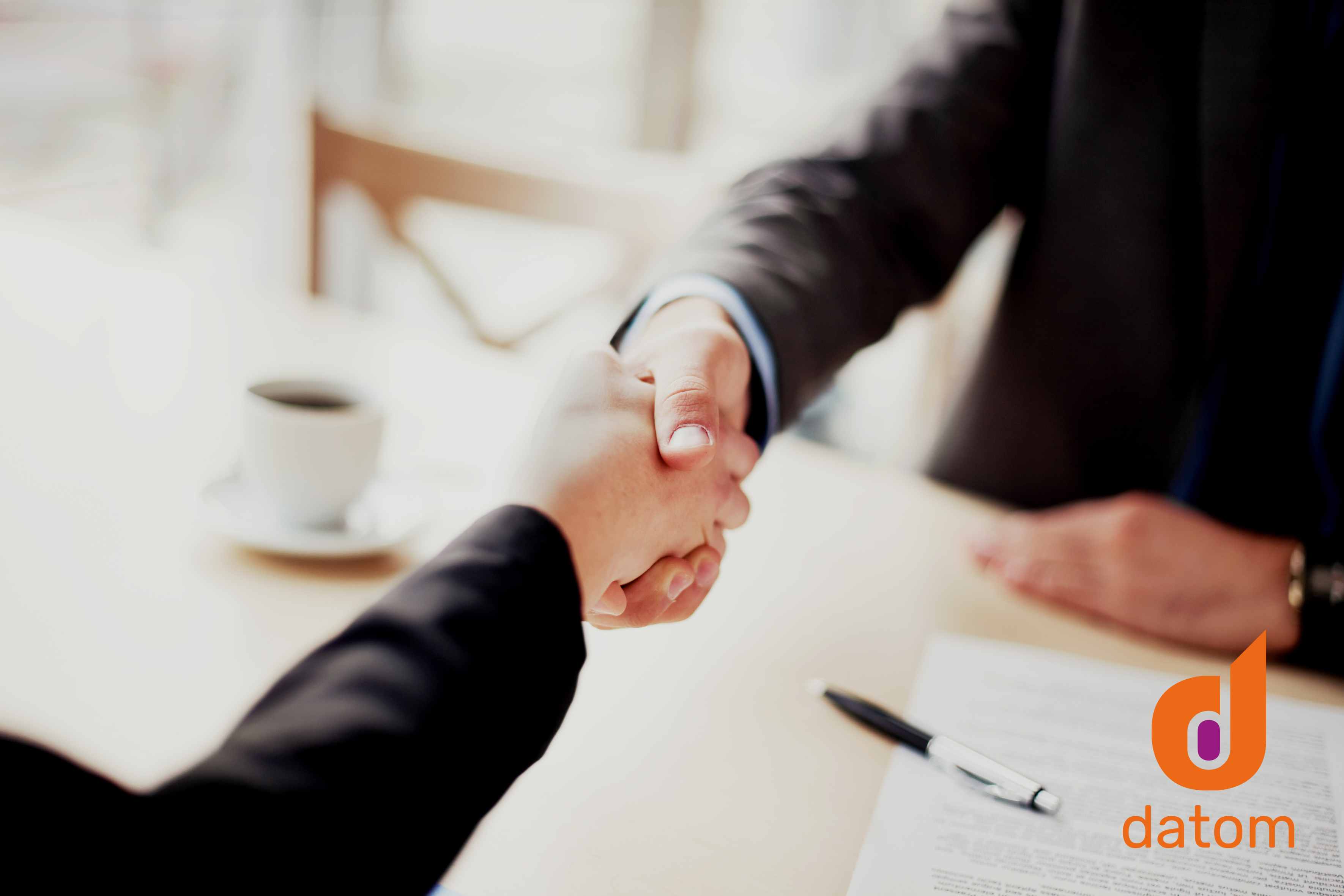 Sicht auf zwei Händen von Geschäftspartnern, die sich die Hand geben