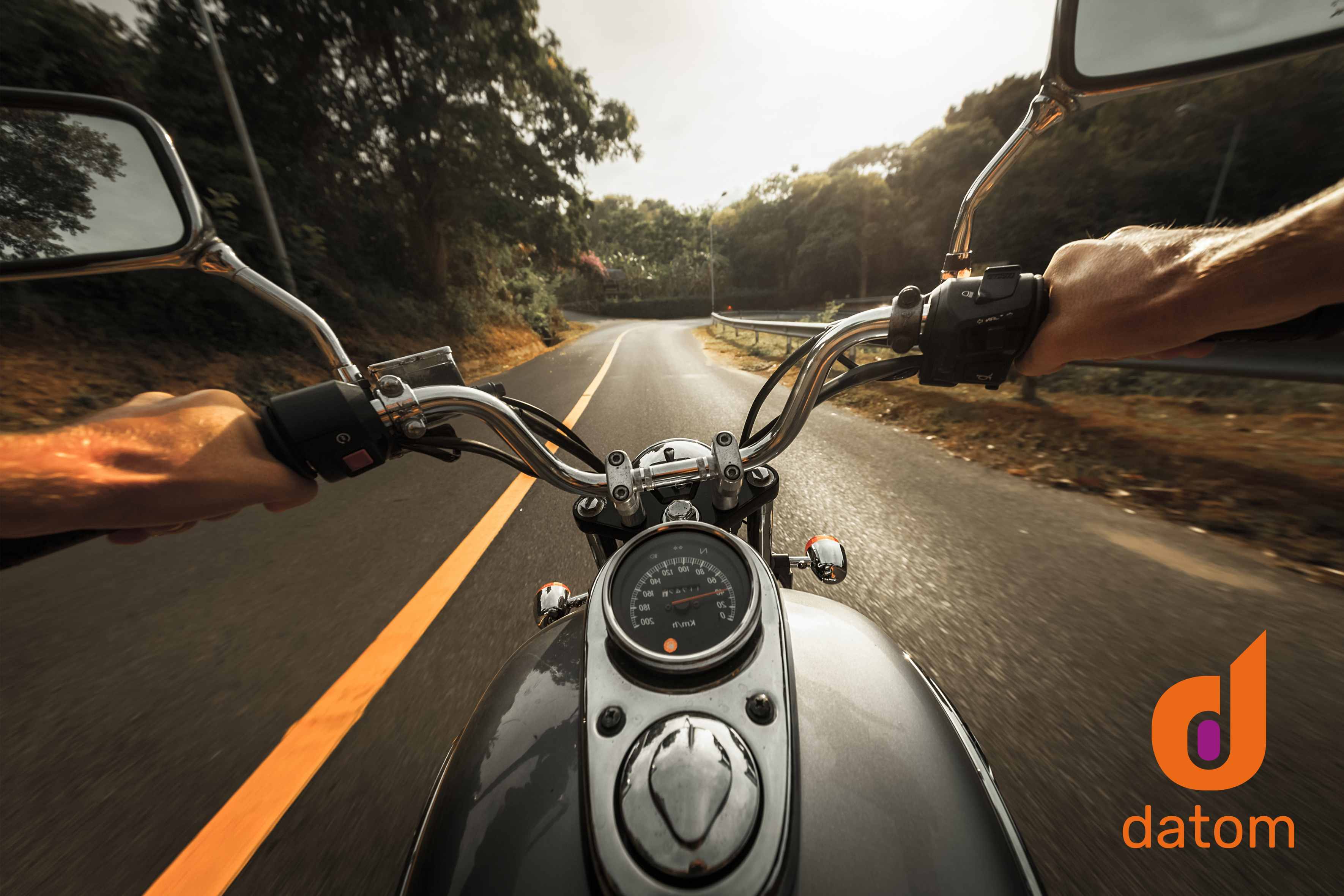 Blick aus Sicht eines Motorradfahrers auf die Straße vor ihm