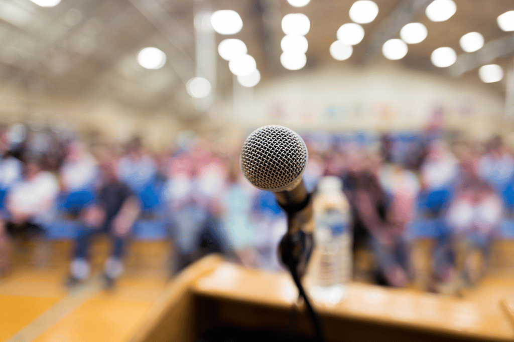 Events und Netzwerkveranstaltung verschwommene Ansicht eines Tagungsraum mit Publikum aus aus Perspektive des Speakers